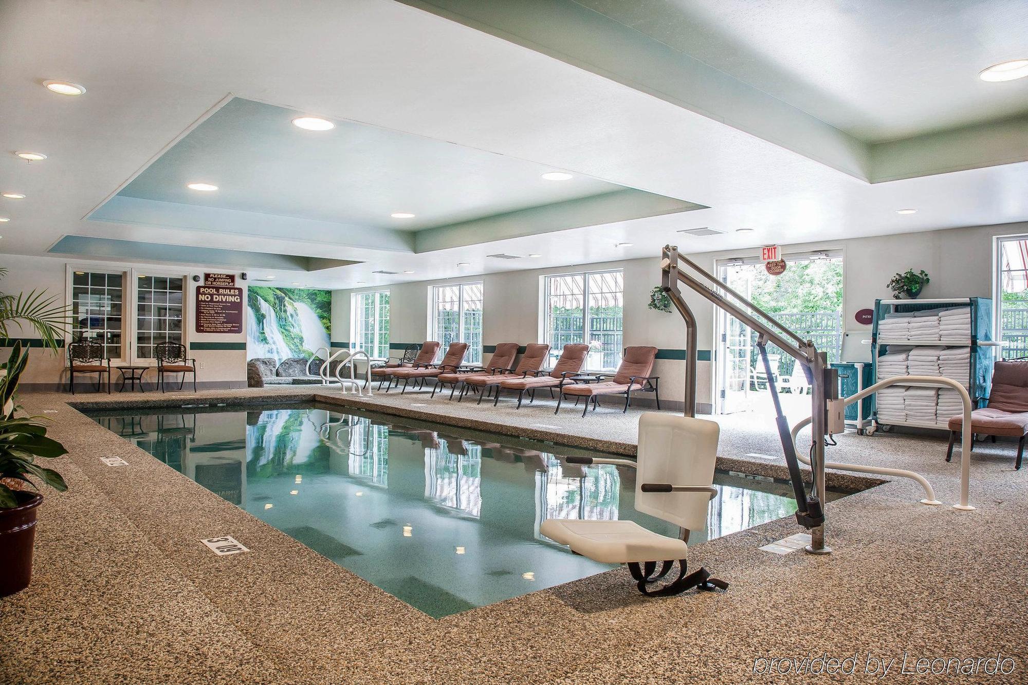 Comfort Inn & Suites Sturbridge-Brimfield Экстерьер фото