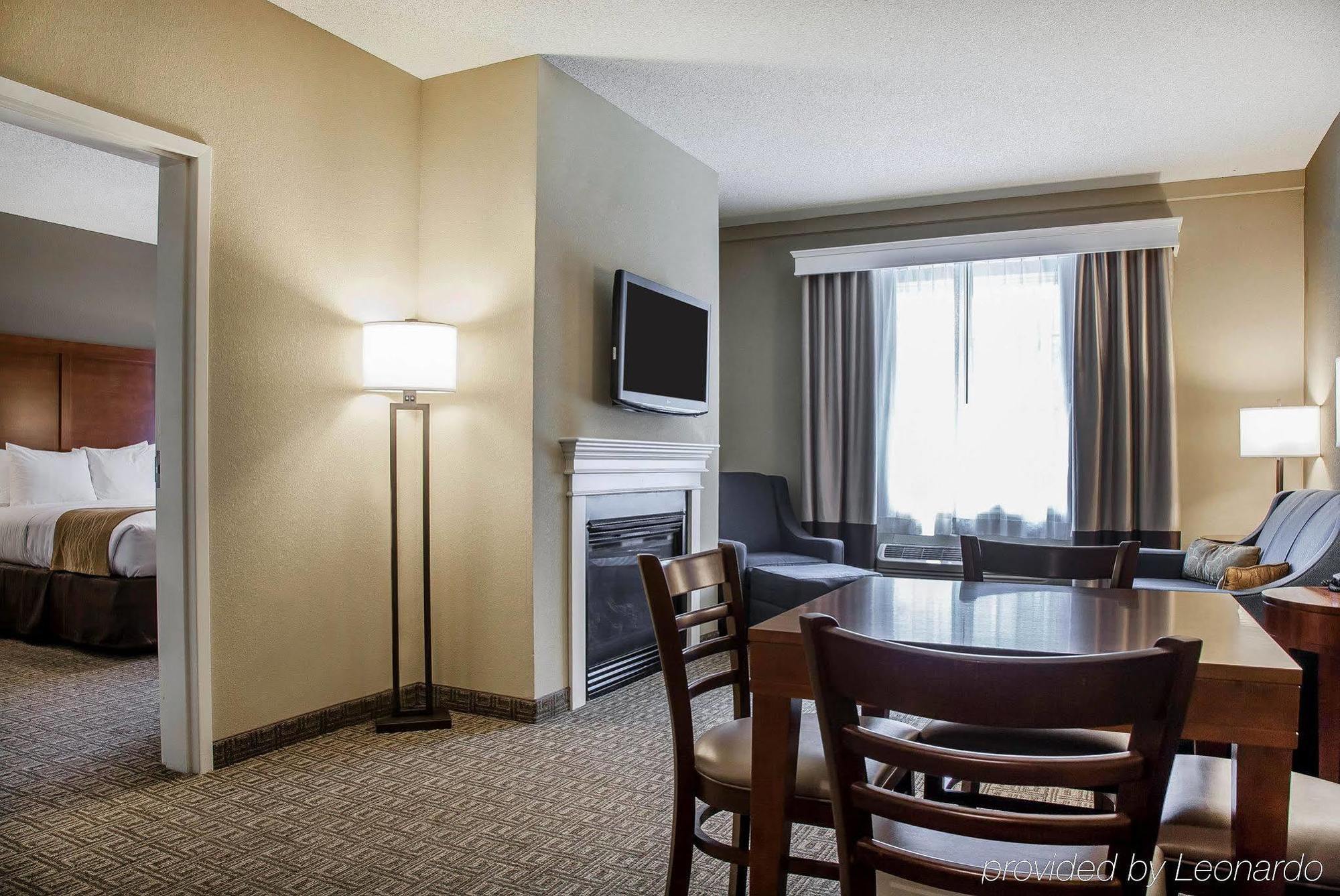 Comfort Inn & Suites Sturbridge-Brimfield Экстерьер фото