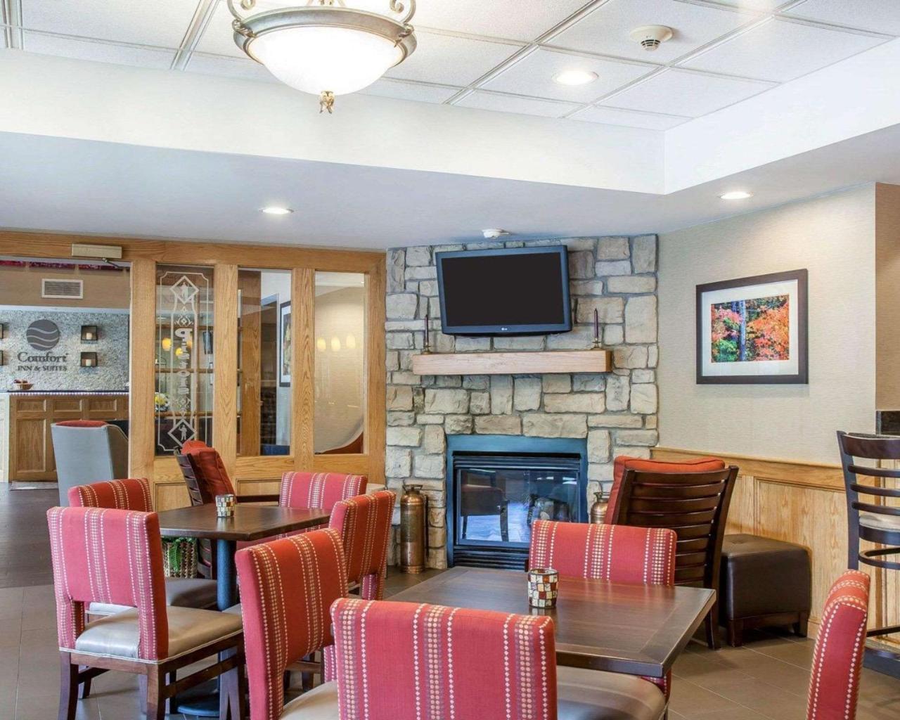 Comfort Inn & Suites Sturbridge-Brimfield Экстерьер фото