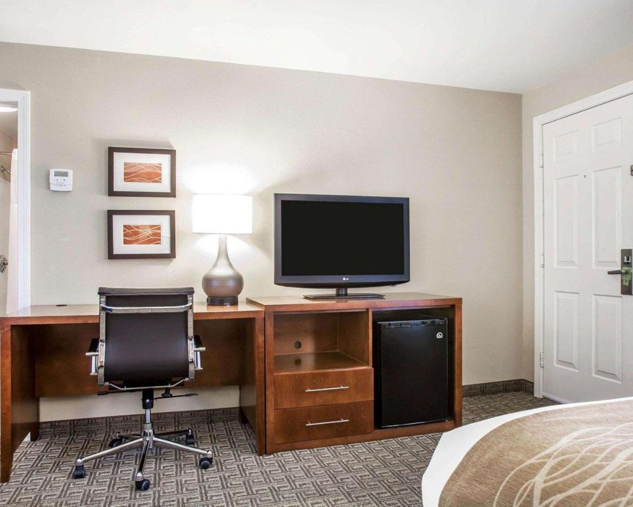 Comfort Inn & Suites Sturbridge-Brimfield Экстерьер фото