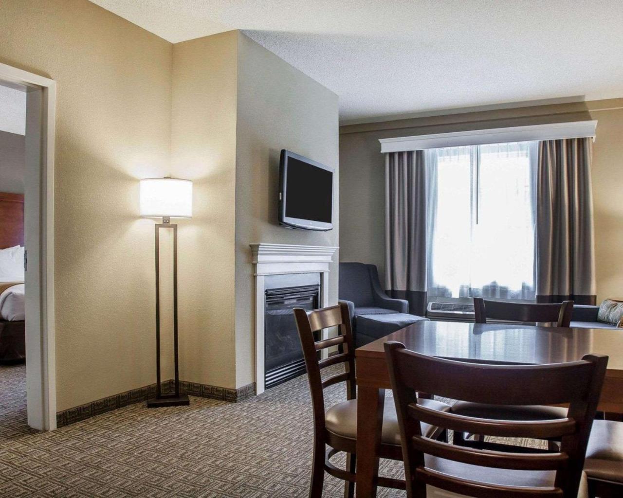 Comfort Inn & Suites Sturbridge-Brimfield Экстерьер фото