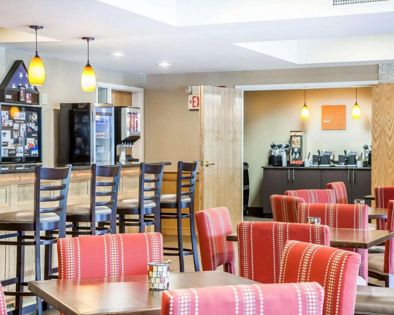 Comfort Inn & Suites Sturbridge-Brimfield Экстерьер фото